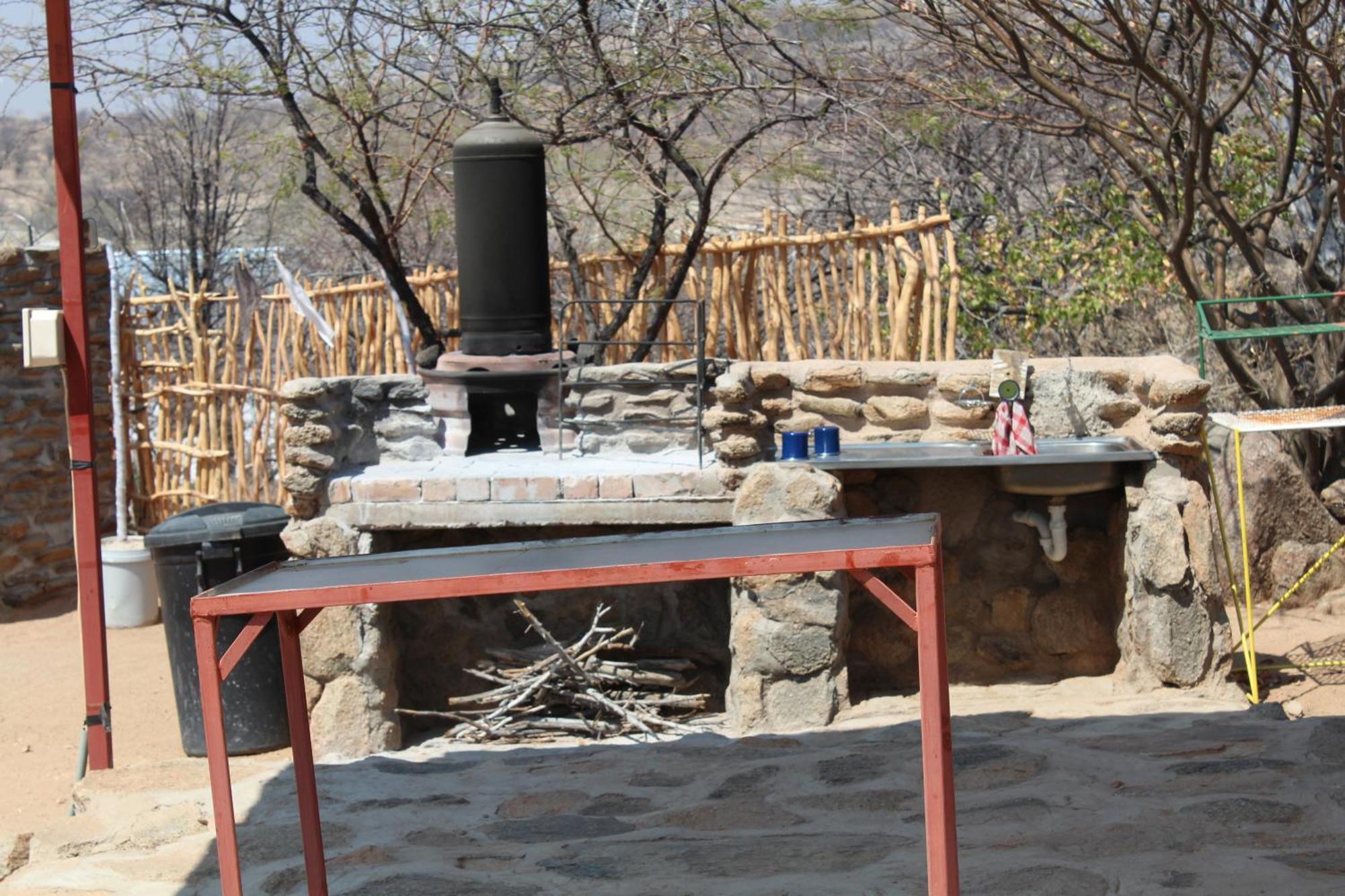 Ann'S Lodge & Camping Kamanjab Exterior photo
